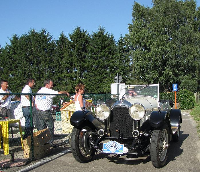 Prijsuitreiking voor de mooiste, oudste, speciaalste en de auto die van het verst kwam,  verschillende leden van MG Club Limburg vielen in de prijzen, kijk maar (23).JPG